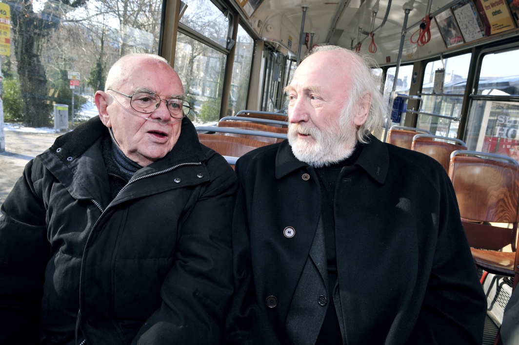 Als Besonderheit werden die Erklaerungen in der bei Touristen beliebten Ringtram  ab Jaenner 2010 auch auf Wienerisch mit der Stimme von Karl Merkatz alias Mundl zu hoeren sein. Autor und Mundl-Erfinder Ernst Hinterberger (l.) und Schauspieler Karl Merkatz (r.).