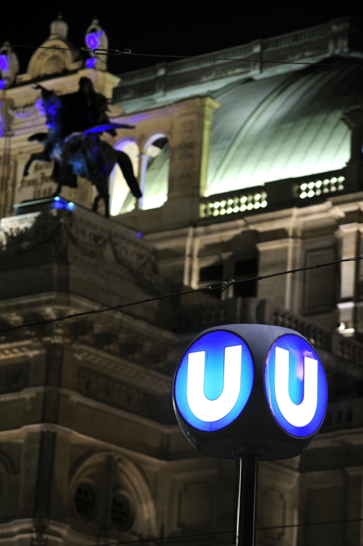 Wochenend-Nachtbetrieb ab der Nacht vom 3.9. auf den 4.9.2010. U-Bahn-Würfel vor der Wiener Staatsoper.