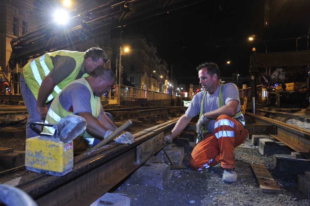 Nächtliche Instandhaltungsarbeiten der Straßenbahngleise in der Währinger Straße.