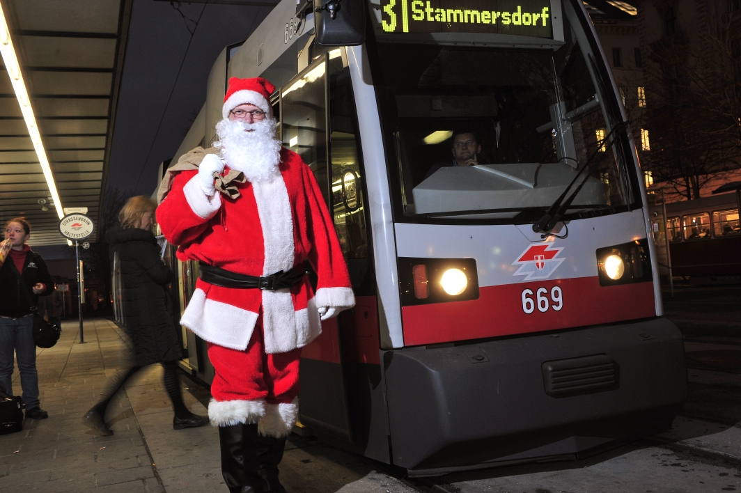 Der Weihnachtsmann unterwegs in Wien mit U-Bahn und Strassenbahn der Wiener Linien.