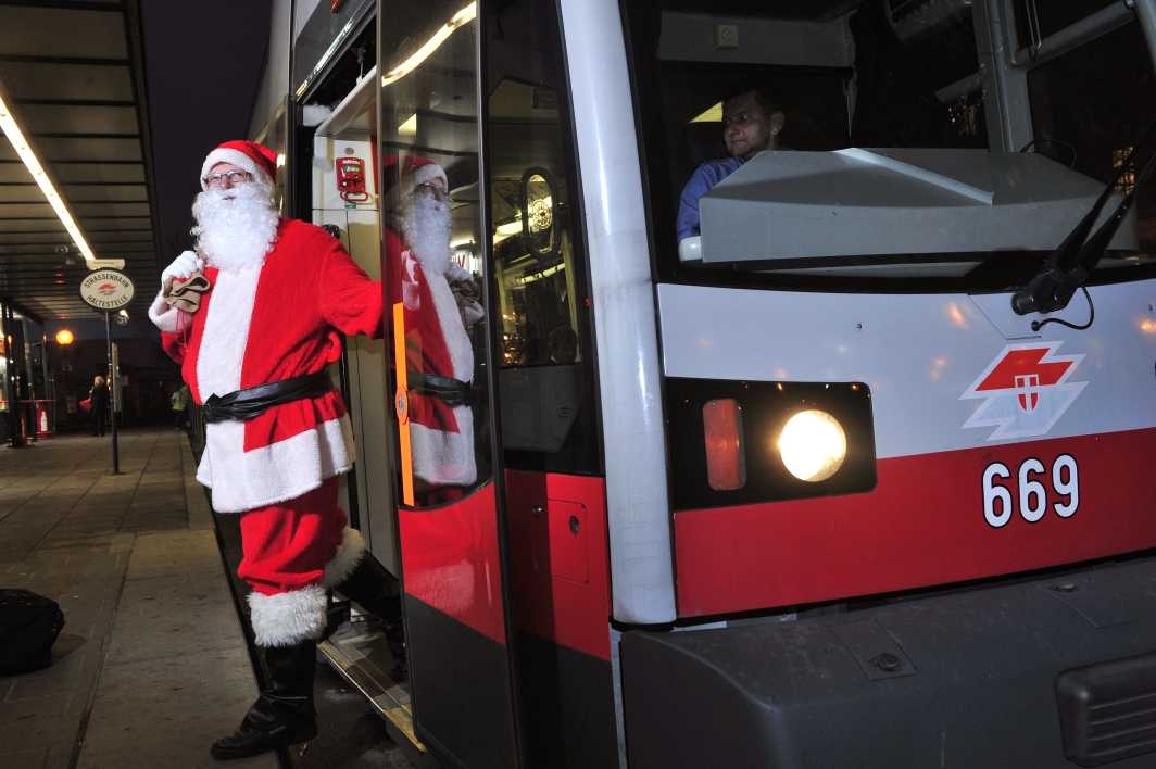 Der Weihnachtsmann unterwegs in Wien mit U-Bahn und Strassenbahn der Wiener Linien.