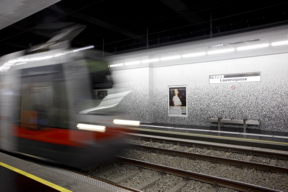 Straßenbahn der Type ULF in der neu sanierten Ustrab-Station Laurenzgasse.