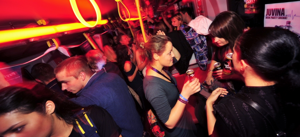 Die weltweit erste U-Bahn Party ging in der Nacht vom 4. auf den 5. November 2011 in einem V-Zug auf der Linie U2 zwischen den Stationen Stadion und Karlsplatz über die Bühne. 750 junge Partygäste waren begeistert.
