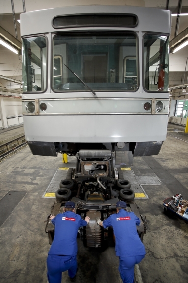 Wartungsarbeiten an einem U-Bahn-Wagen am Bahnhof Erdberg.