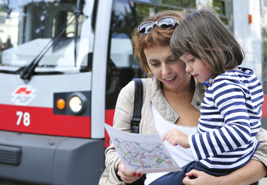 Mutter mit Kind vor ULF im Bereich der Station Westbahnhof der Straßenbahnlinien 52 und 58.