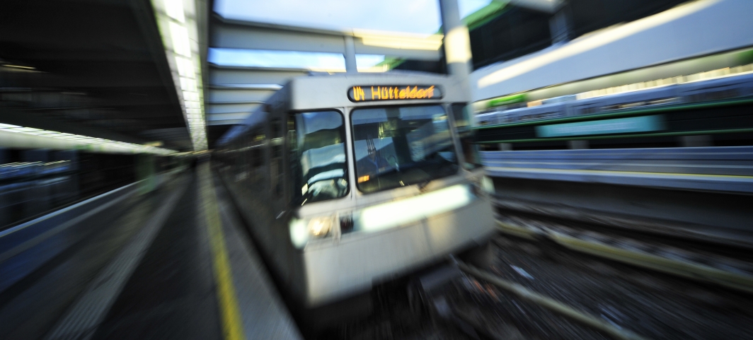 U-Bahn Zug der Linie U4 in Fahrtrichtung Hütteldorf beim Halt in der Endstation Heiligenstadt.