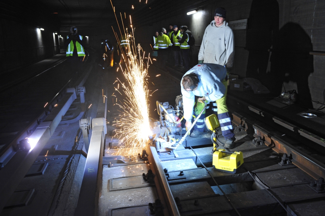 Nächtliche Wartungsarbeiten der Wiener Linien entlang der Strecke der U4.