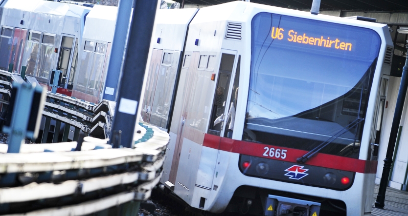 U-Bahn Zug der Linie U6 auf offener Strecke nahe der Station Gumpendorfer Straße.