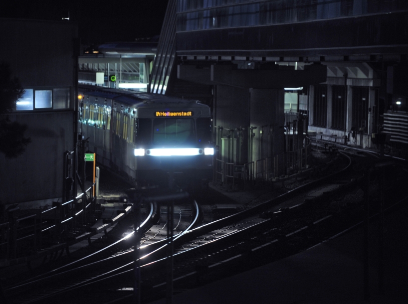 U-Bahn Zug der Linie U4 in Fahrtrichtung Heiligenstadt vor der Abfahrt in der Station Hütteldorf.