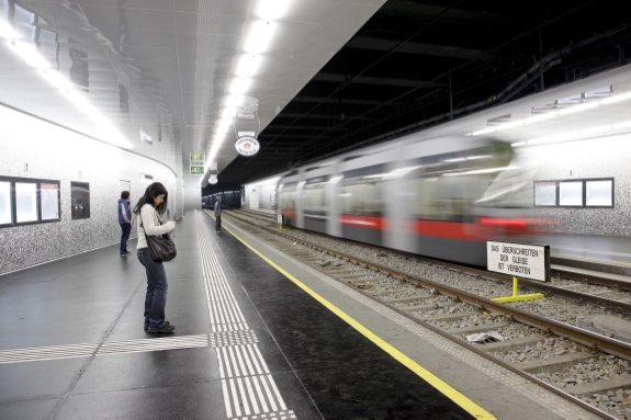 Straßenbahn der Type ULF in der neu sanierten Ustrab-Station Laurenzgasse.