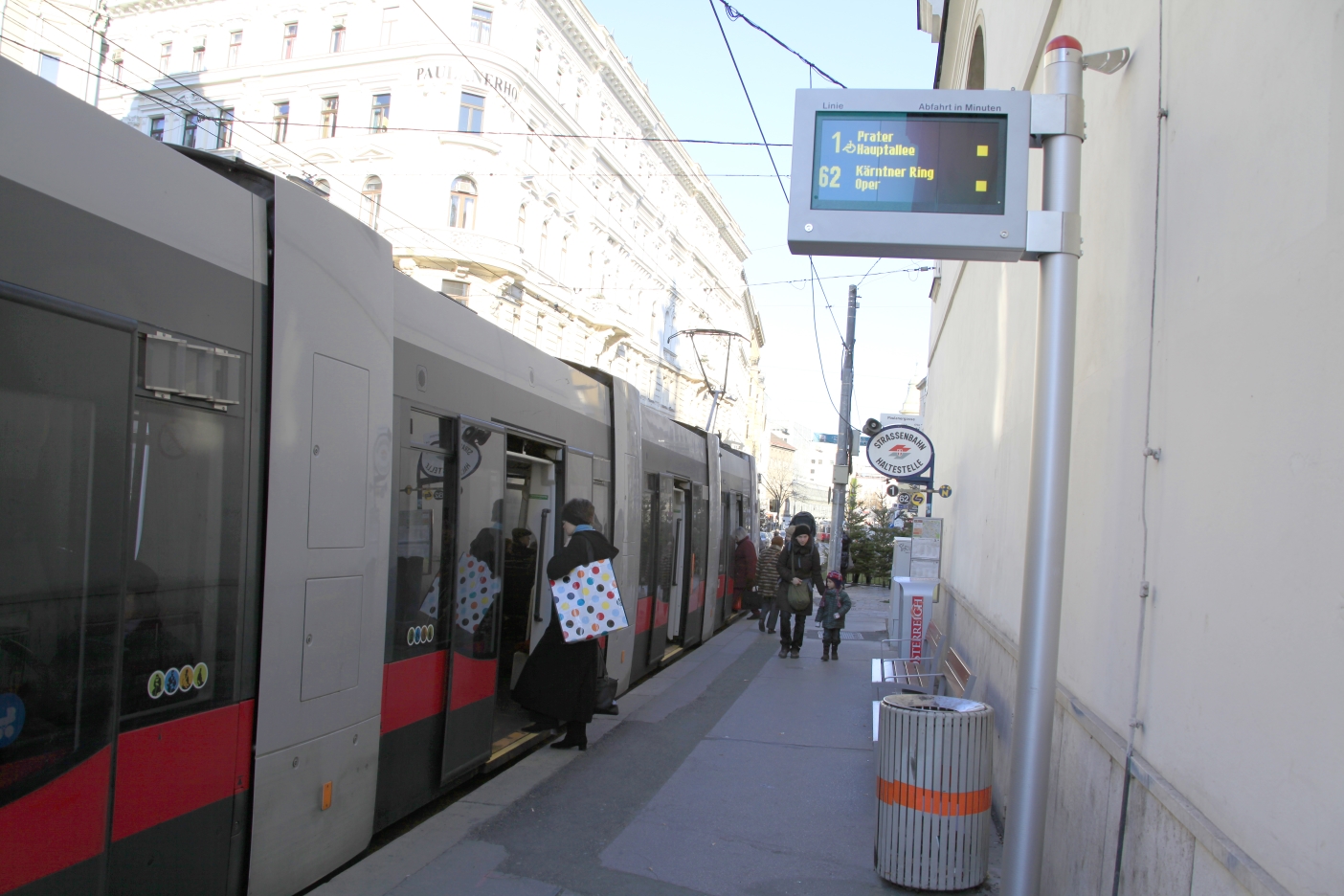 Station Paulanergasse Neue Haltestellenanzeige für die Linien1 und 62 im Hintergrund ein Ulf der Linie 1