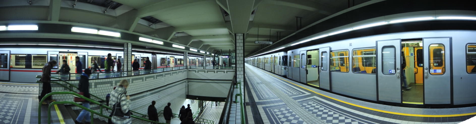 U-Bahn Zug der Linie U4 in Fahrtrichtung Heiligenstadt vor der Abfahrt in der Station Hütteldorf. Fotomontage.