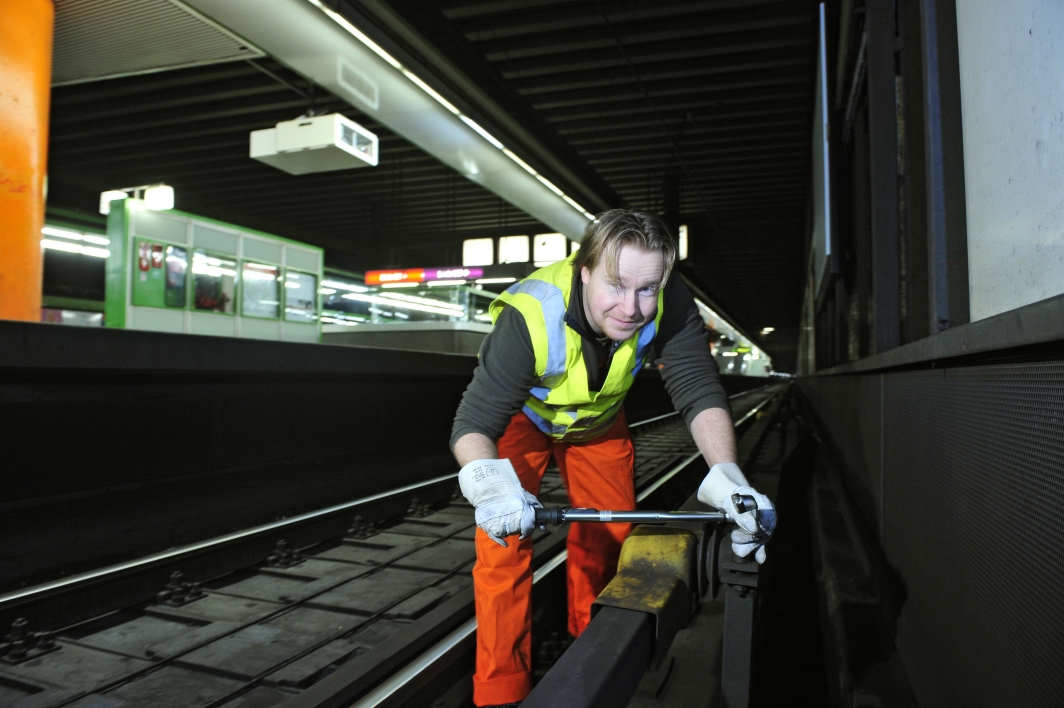 Nächtliche Wartungsarbeiten der Wiener Linien entlang der Strecke der U4.