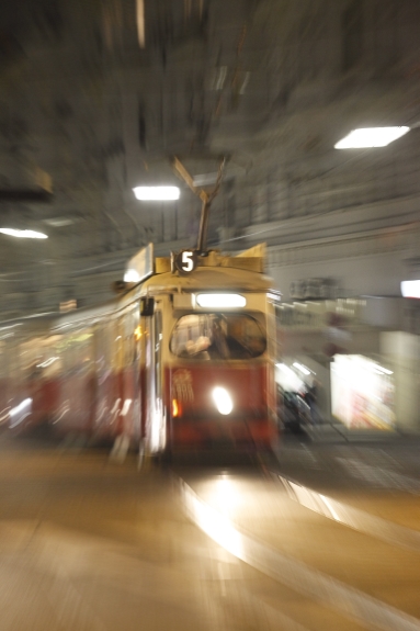 Straßenbahn der Linie 5 in Fahrt.