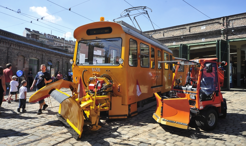 Das Straßenbahnmuseum in der Erdbergstraße stand heuer ganz im Zeichen des Tramwaytages. Das Museum mit seinen rund 100 Originalfahrzeugen feiert heuer sein 25 jähriges Bestehen und war heute Schauplatz für alle Öffi-Liebhaber und Interessierte. Rund 7500 BesucherInnen waren am 27. Tramwaytag - im weltgrößten Straßenbahnmuseum dabei. Ausgestellte Einsatz- und Spezialfahrzeuge.