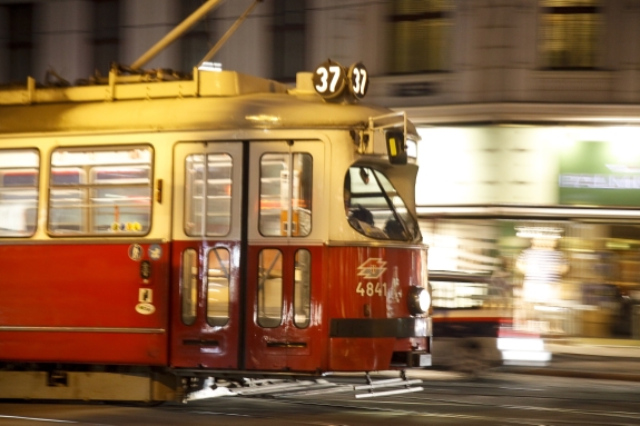 Straßenbahn der Linie 37 bei Nacht.