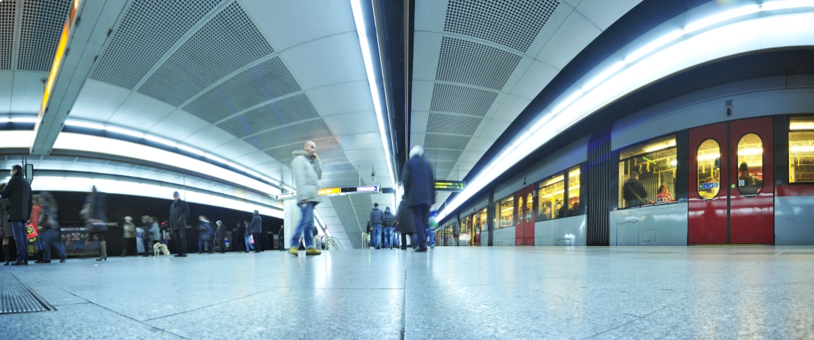 U-Bahn Zug der Linie U6 in der Station Westbahnhof.