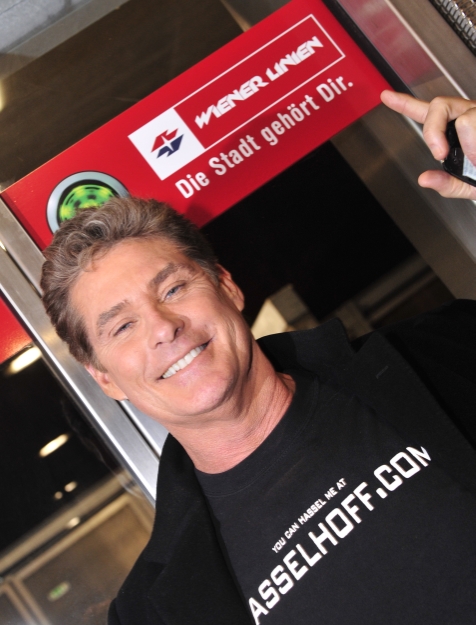 'Nightrider' David Hasselhoff präsentiert seine neue CD in einem V-Zug der Wiener U-Bahn.