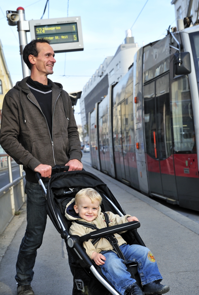 Barrierefreie Fahrt mit der Niederflurstraßenbahn. Info-Anzeigen an den Haltestellen kündigen an, wann die nächste Niederflurstraßenbahn kommt.