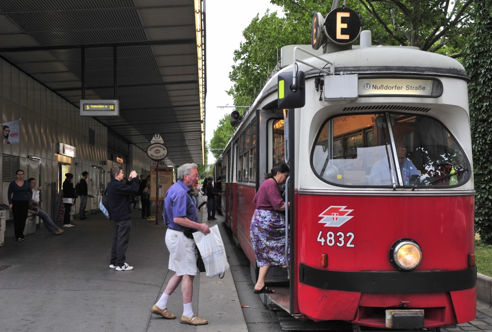 Auf Grund dringender Baumaßnahmen in der Station Josefstädter Strasse der U6 wird seit 18.7.2011 die Ersatzlinie E vom Westbahnhof bis Nussdorferstrasse geführt.