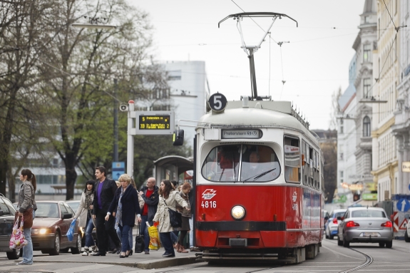 Straßenbahn der Linie 5 in der Station.