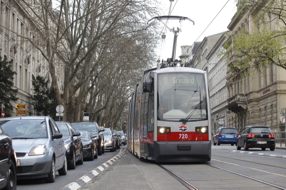 Straßenbahn der Type ULF auf der Linie 38 in Fahrtrichtung Grinzing.