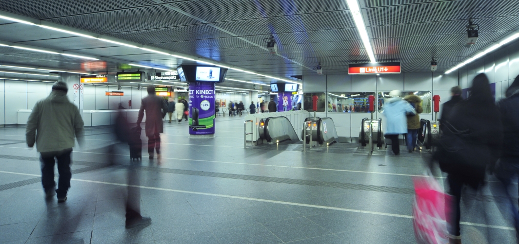 Fahrgäste der Wiener Linien in der Passage der Station Stephansplatz.