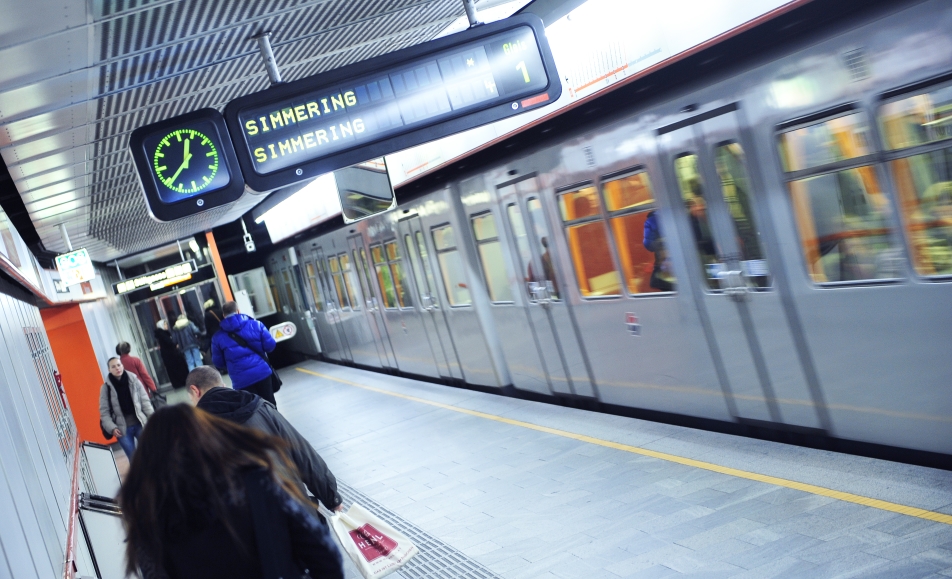 U-Bahn Zug der Linie U3 in Fahrtrichtung Simmering bei der Einfahrt in die Station Neubaugasse.