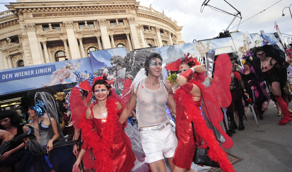 Mit einer eigens für den Life Ball 2011 gestalteten Straßenbahn des Typs ULF werden auch heuer wieder illustre Gäste über die Ringsstrasse zum Rathaus chauffiert.