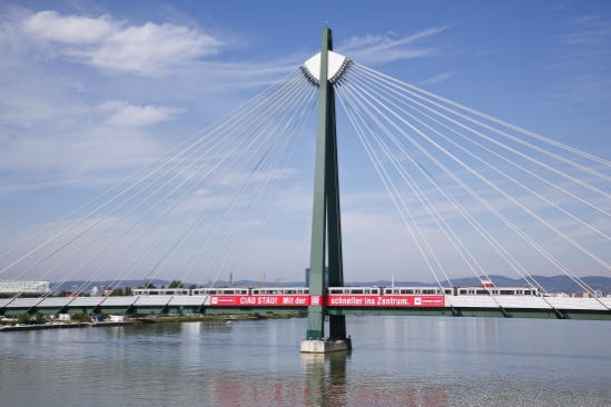 Ein Werbeplakat der Wiener Linien auf der Donaustadtbrücke macht Autofahrer auf der benachbarten Südosttangente auf die rasche U2-Verbindung von der Donaustadt ins Stadtzentrum aufmerksam.