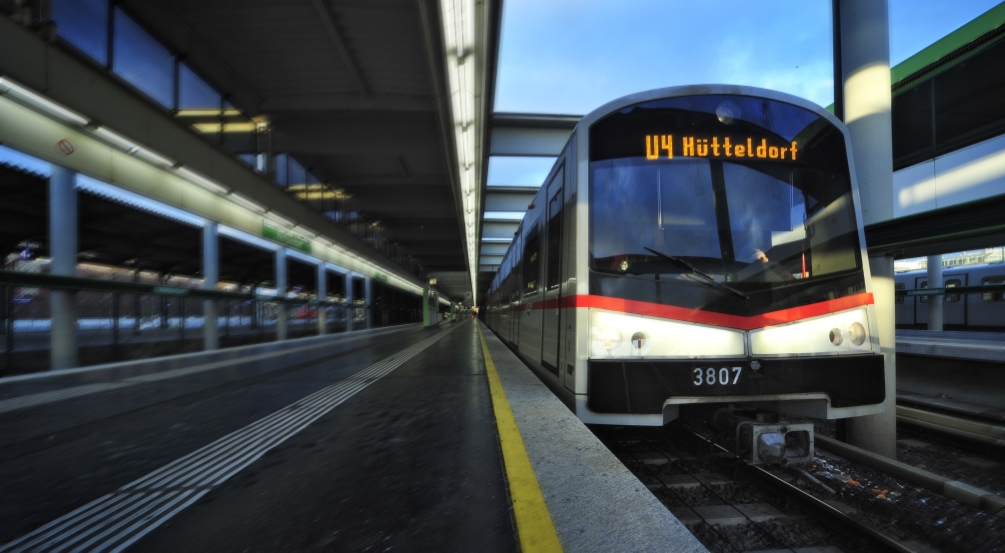 U-Bahn Zug der Linie U4 in Fahrtrichtung Hütteldorf beim Halt in der Endstation Heiligenstadt.