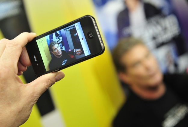 'Nightrider' David Hasselhoff präsentiert seine neue CD in einem V-Zug der Wiener U-Bahn.