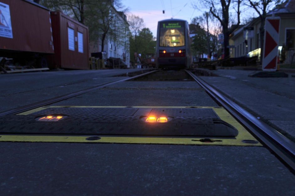 Zur Sicherung des Baustellenbereichs in der Güpferlingsstraße im 17. Wiener Gemeindebezirk `kommen erstmals sogenannte 'Lane-Lights zum Einsatz.