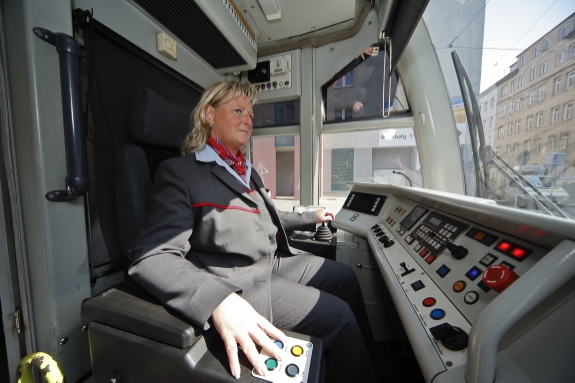 Straßenbahnfahrerin im Führerstand einer Niederflurstraßenbahn ULF.