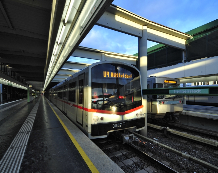 U-Bahn Zug der Linie U4 in Fahrtrichtung Hütteldorf beim Halt in der Endstation Heiligenstadt.