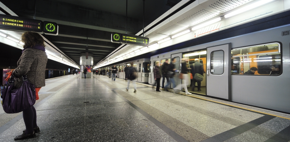 U-Bahn Zug der Linie U3 in Fahrtrichtung Ottakring beim Halt Station Volkstheater.