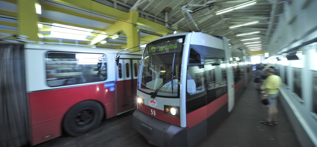 Das Straßenbahnmuseum in der Erdbergstraße stand heuer ganz im Zeichen des Tramwaytages. Das Museum mit seinen rund 100 Originalfahrzeugen feiert heuer sein 25 jähriges Bestehen und war heute Schauplatz für alle Öffi-Liebhaber und Interessierte. Rund 7500 BesucherInnen waren am 27. Tramwaytag - im weltgrößten Straßenbahnmuseum dabei.