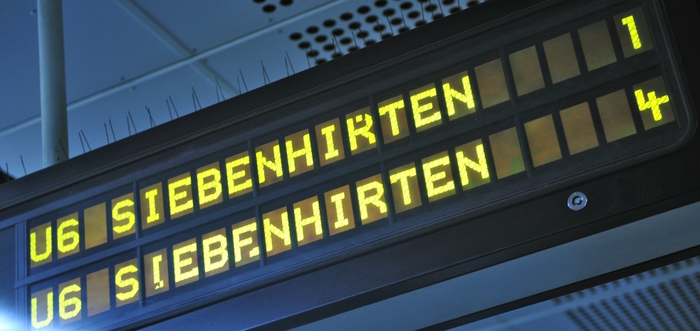 U-Bahn Zug der Linie U6 bei der Einfahrt in die Station Westbahnhof.