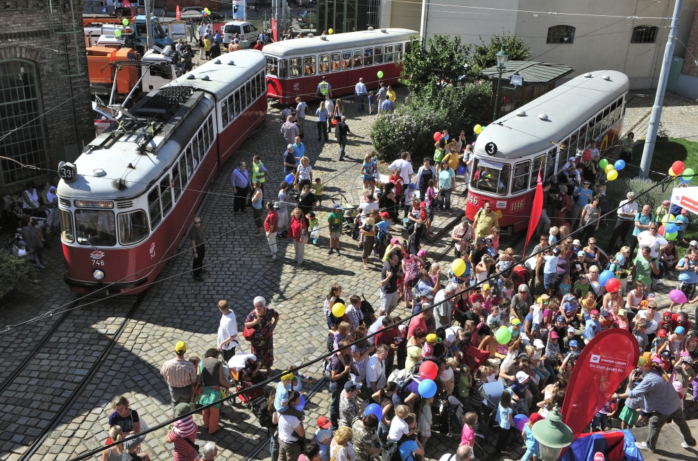 Das Straßenbahnmuseum in der Erdbergstraße stand heuer ganz im Zeichen des Tramwaytages. Das Museum mit seinen rund 100 Originalfahrzeugen feiert heuer sein 25 jähriges Bestehen und war heute Schauplatz für alle Öffi-Liebhaber und Interessierte. Rund 7500 BesucherInnen waren am 27. Tramwaytag - im weltgrößten Straßenbahnmuseum dabei. Für Unterhaltung der jungen Gäste sorgte der Kinder-Liedermacher Bernhard Fibich.