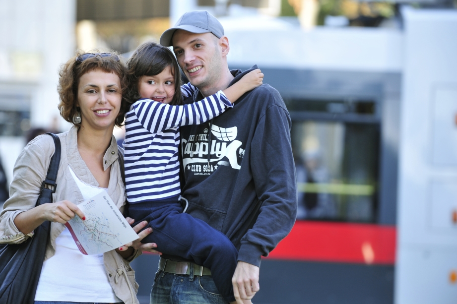 Mutter und Vater mit Kind vor ULF im Bereich der Station Westbahnhof der Straßenbahnlinien 52 und 58.