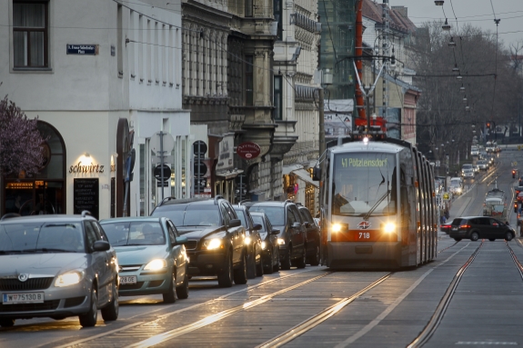 Straßenbahn der Type ULF auf der Linie 41 im Einsatz.