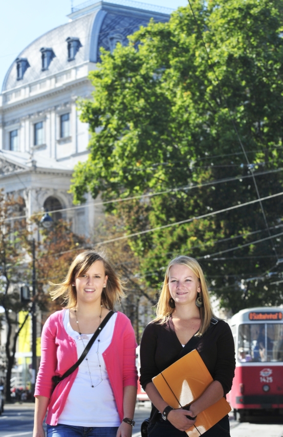 Studentinnen mit Straßenbahn im Bereich Schottentor / Universität.