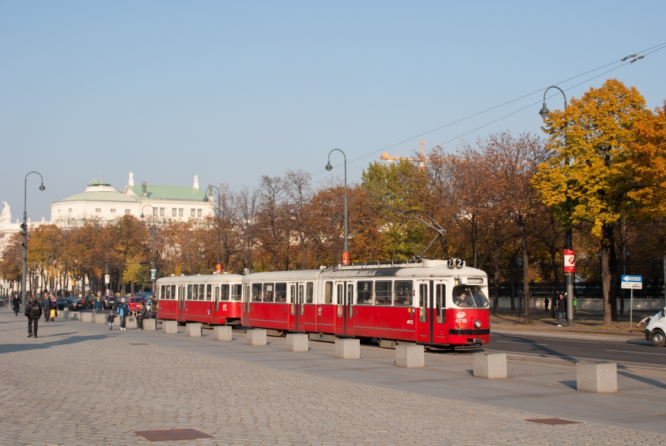 Linie 2 mit Type E1-c3 am Ring vor dem Parlament am 30_Oktober 2011, Herbststimmung