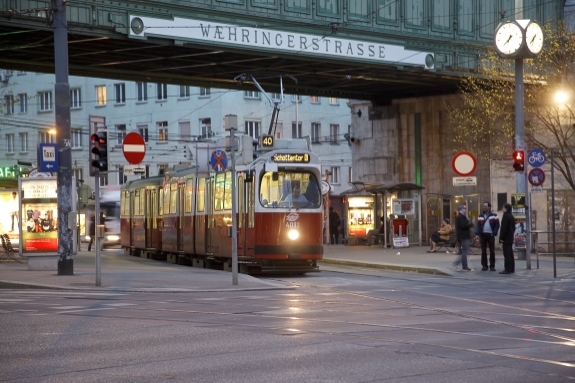 Straßenbahn auf der Linie 40 bei der U6-Station Währingerstraße.
