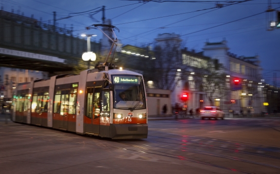 Straßenbahn der Type ULF in der Nacht auf der Linie 40 im Einsatz.