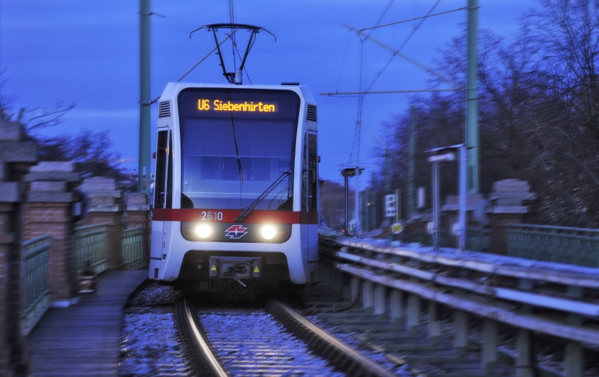 U-Bahn Zug der Linie U6 auf offener Strecke nahe der Station Josefstädter Straße.