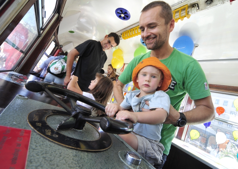 Das Straßenbahnmuseum in der Erdbergstraße stand heuer ganz im Zeichen des Tramwaytages. Das Museum mit seinen rund 100 Originalfahrzeugen feiert heuer sein 25 jähriges Bestehen und war heute Schauplatz für alle Öffi-Liebhaber und Interessierte. Rund 7500 BesucherInnen waren am 27. Tramwaytag - im weltgrößten Straßenbahnmuseum dabei.