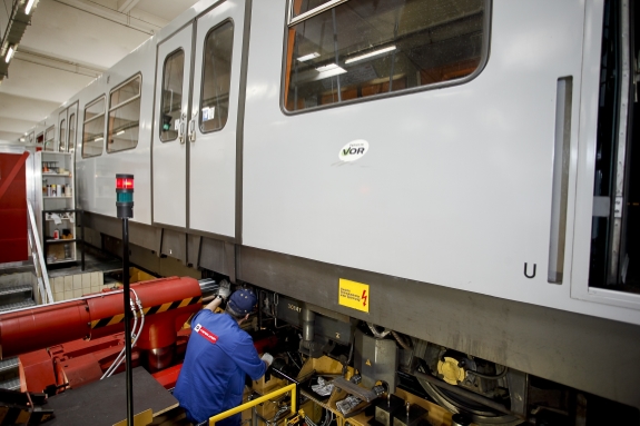 Wartungsarbeiten an einem U-Bahn-Wagen am Bahnhof Erdberg.