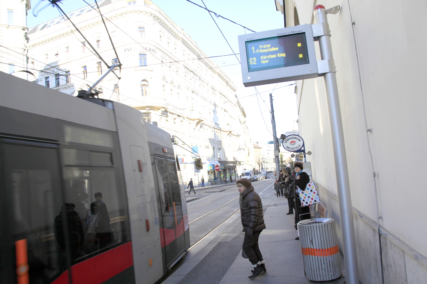 Station Paulanergasse Neue Haltestellenanzeige für die Linien1 und 62 im Hintergrund ein Ulf der Linie 1