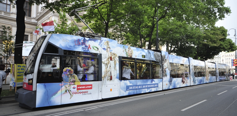 Mit einer eigens für den Life Ball 2011 gestalteten Straßenbahn des Typs ULF werden auch heuer wieder illustre Gäste über die Ringsstrasse zum Rathaus chauffiert.